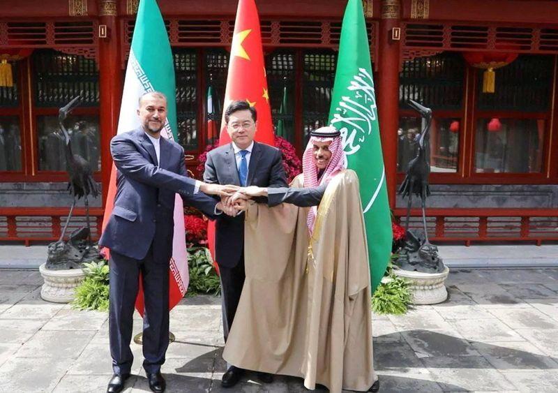 4月6日，在北京举行的会议上，阿卜杜拉希扬（左）与费萨尔（右）和中国外交部长秦刚握手。
