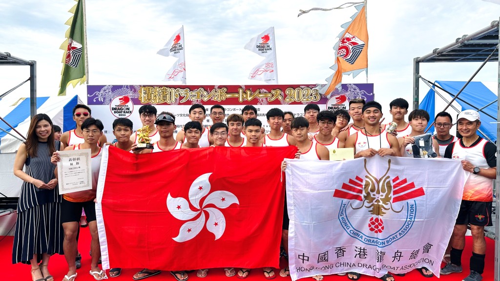 香港杯龍舟賽在日本橫濱舉行，港隊戰勝其餘14支勁旅成功奪冠。政府新聞處