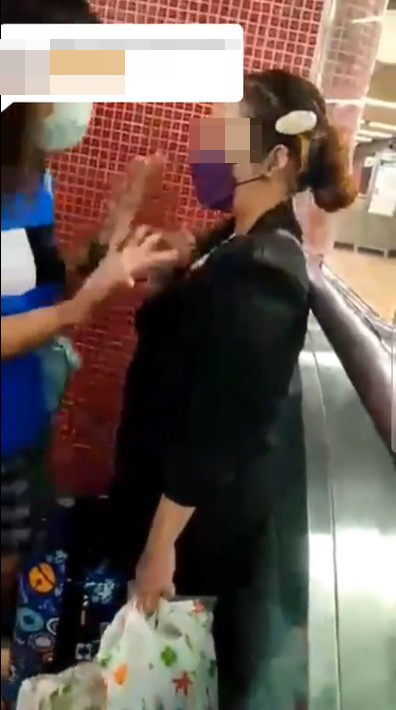 影片看到一名外傭圍著另一名外傭指罵，地點在港鐵站入閘後扶手電梯旁。