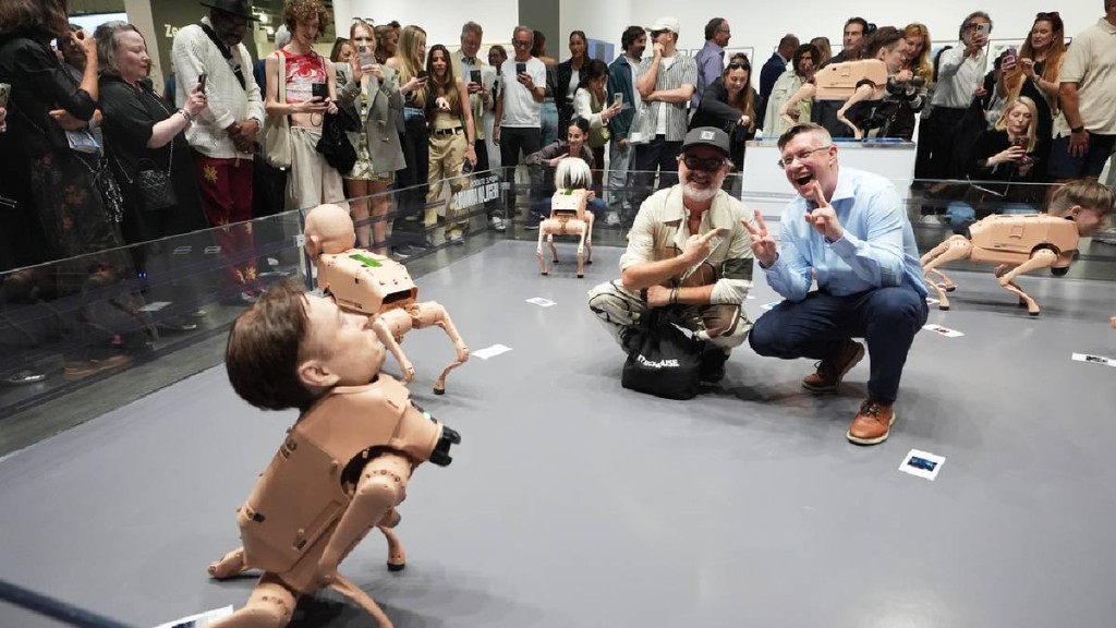 会「拉屎」的人面机器犬。美联社