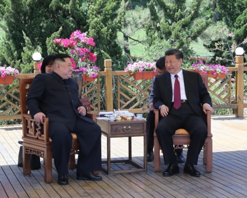 習近平與金正恩在大連會晤。(新華社)