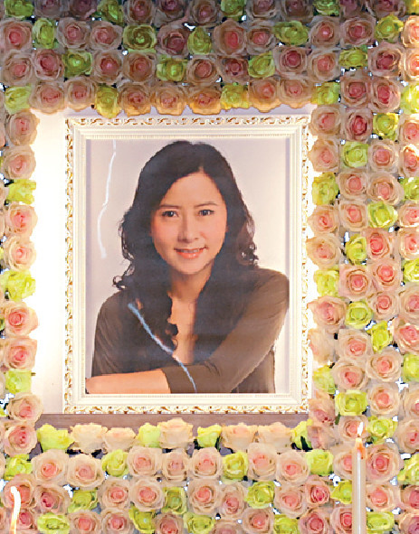 ■祝文君的遺照，帶着親友和觀眾熟悉的親切笑容。  
