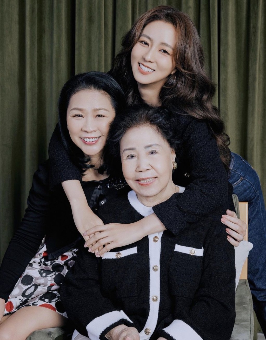 周晓涵和母亲、外婆拍摄三代同堂照，祖孙三代分别代表30、60、90三个世代。