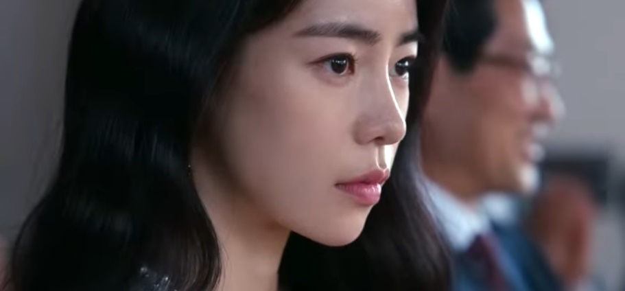 林智妍飾演的欺凌5人組首領見宋慧喬的異常表現，大感驚慌。