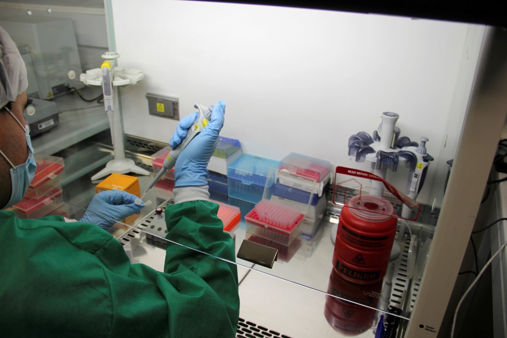 （示意圖）哥倫比亞一名法醫在波哥大總檢察長辦公室的實驗室檢查DNA樣本。 路透社 