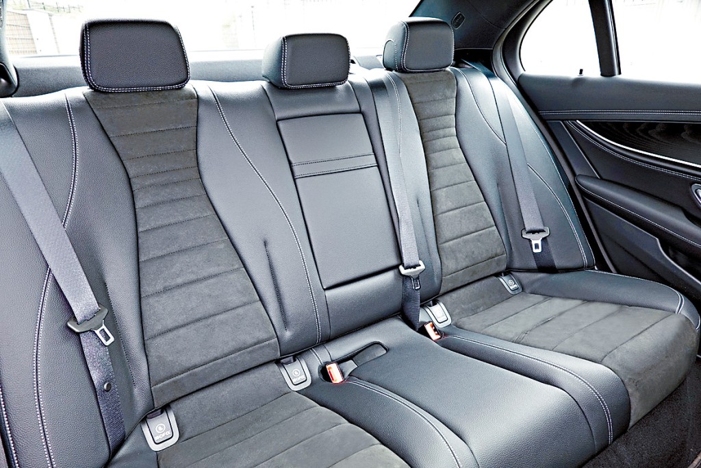 後座空間寬敞並享有獨立送風，還可以飽覽四周的開揚景觀。