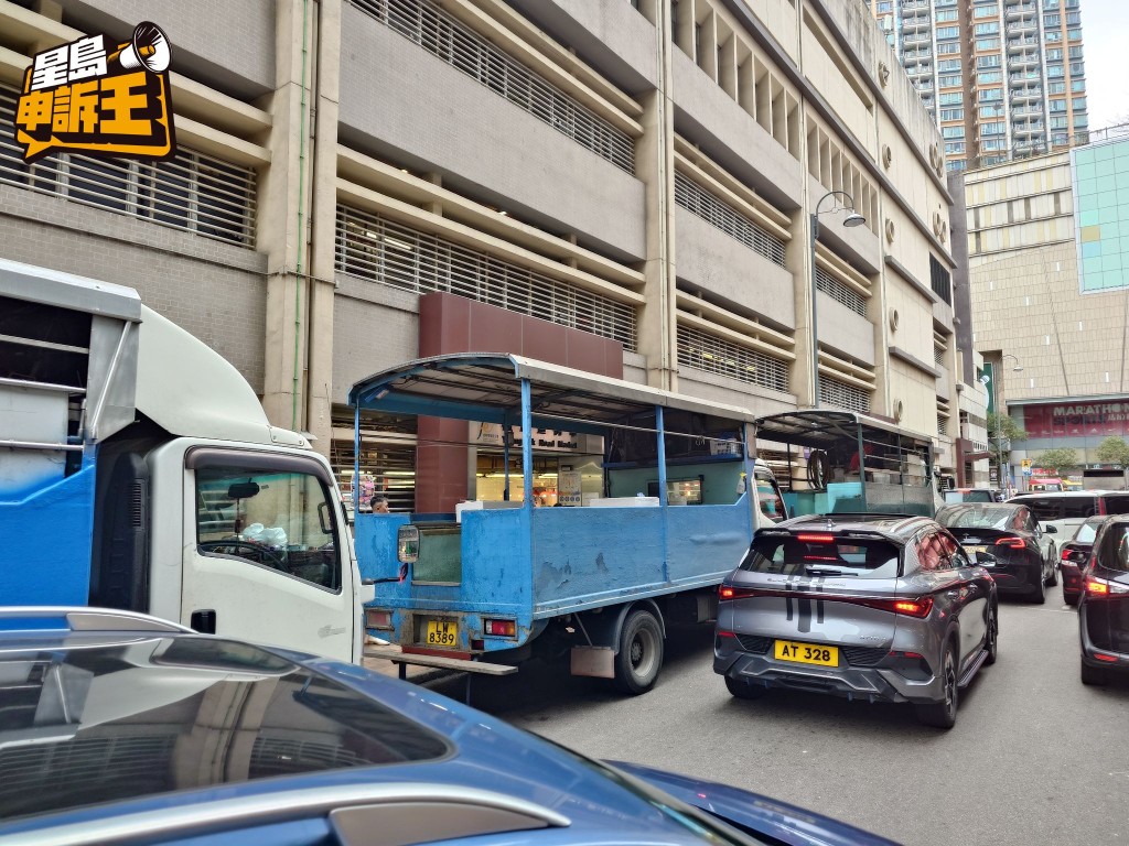 多部大型货车停泊主持人座驾两旁，加上车身的A柱，十分遮挡司机视线。 