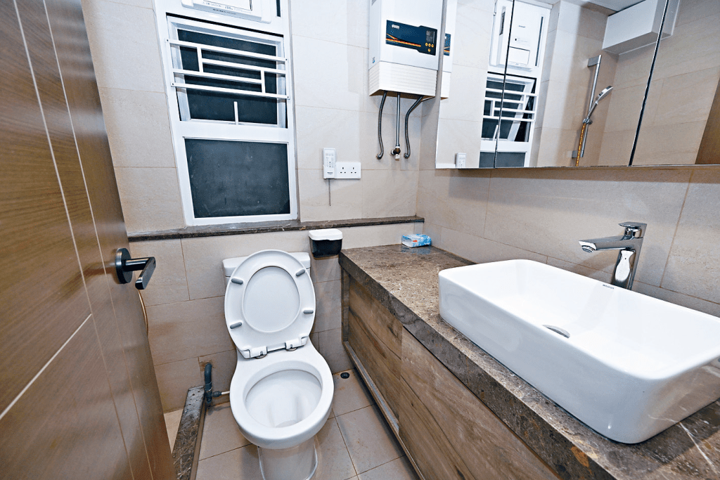 浴室为明厕设计，提供基本洁具。