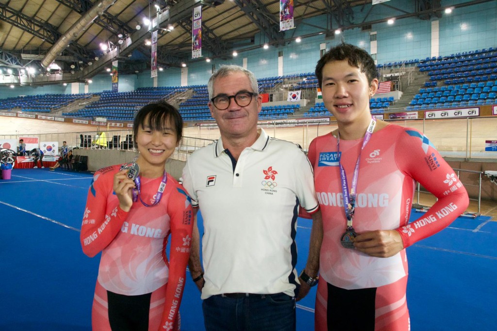 沈金康教练退休后，香港单车队暂由 法国的达海飞(中)担任署任教练。