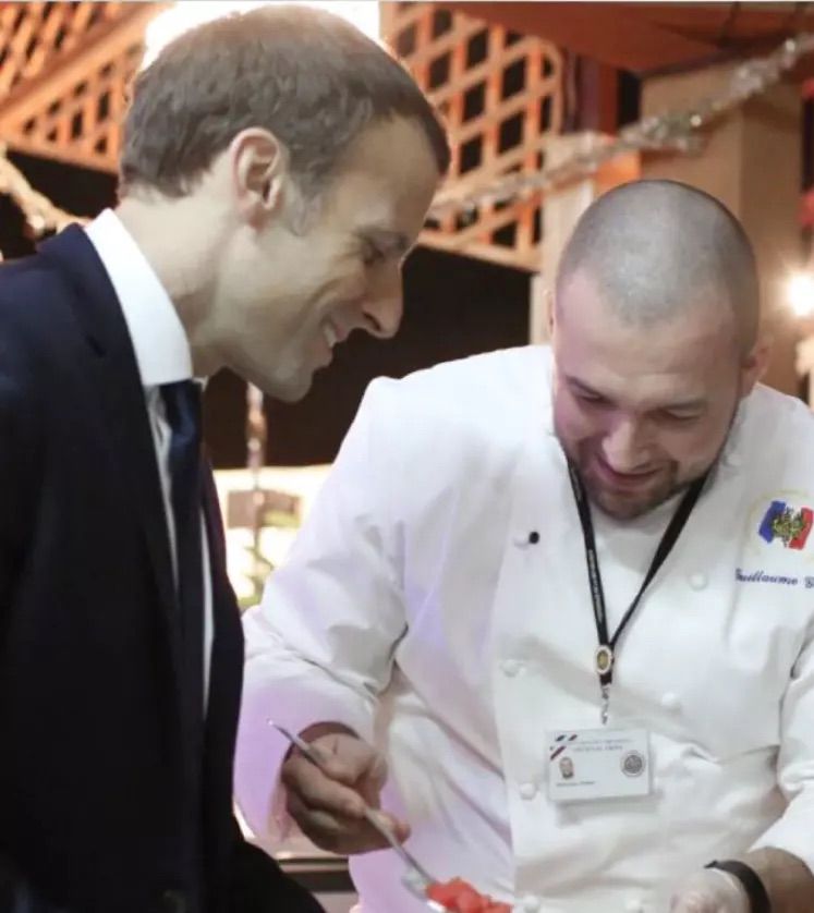 戈麥斯在2021年離開愛麗舍宮的工作崗位後，被法國總統馬克龍（左）委任為飲食大使。