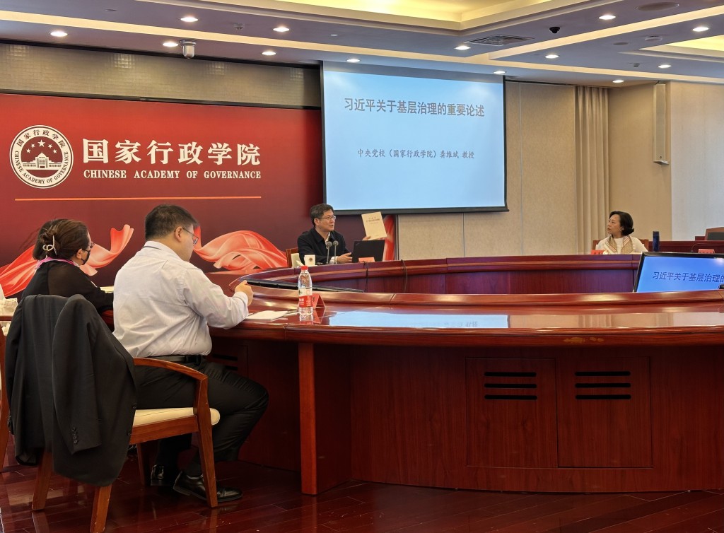 国家行政学院副院长龚维斌（中）为地区治理研修班学员主讲习近平关于基层治理的重要论述。