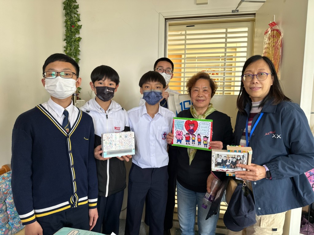 瑪利諾中學學生上門，替獨居長者安裝出門提示器。(圖片來源：瑪利諾中學)