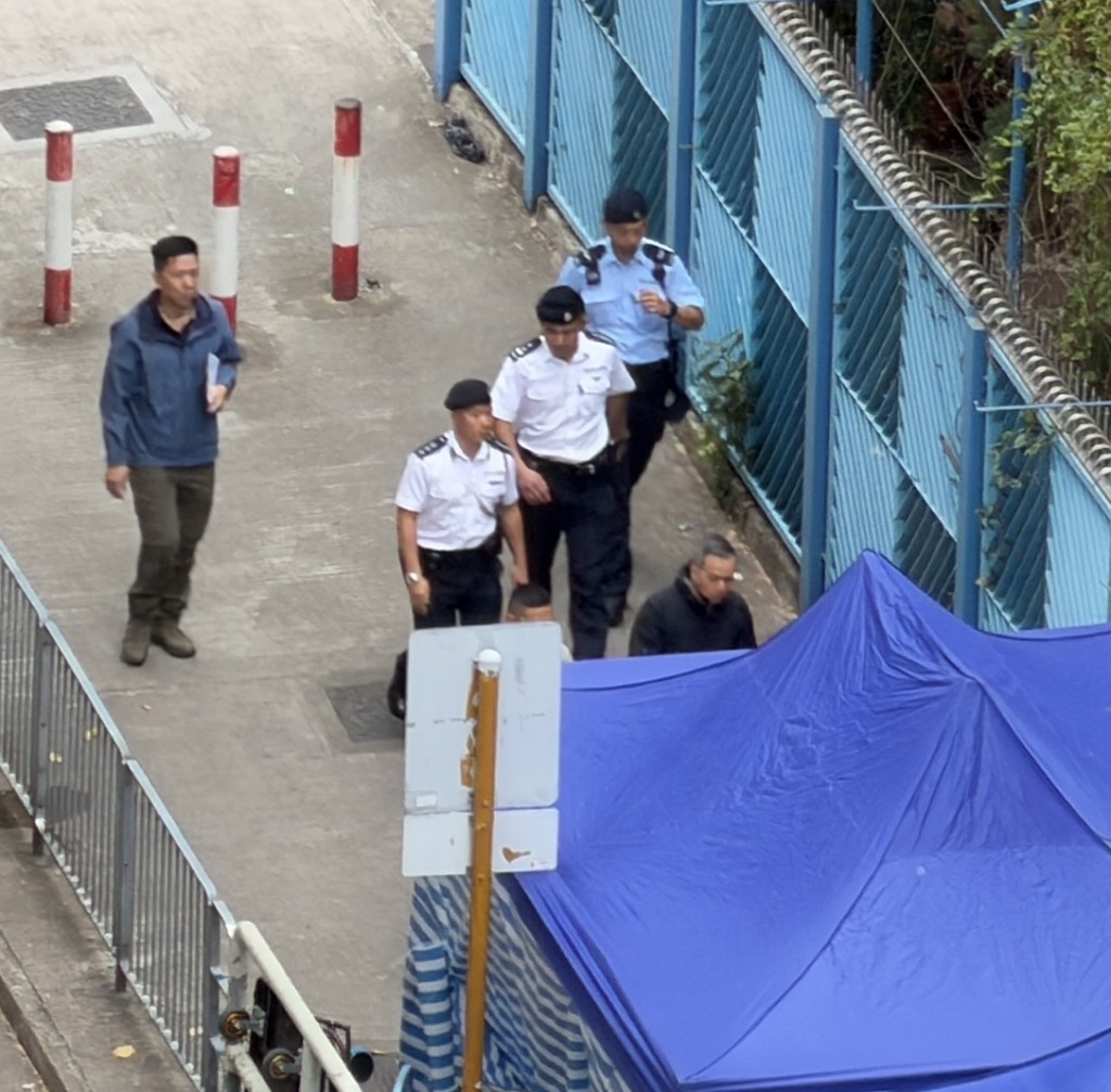 警務處處長周一鳴到火場視察，向DVIU人員了解救情況。梁國峰攝