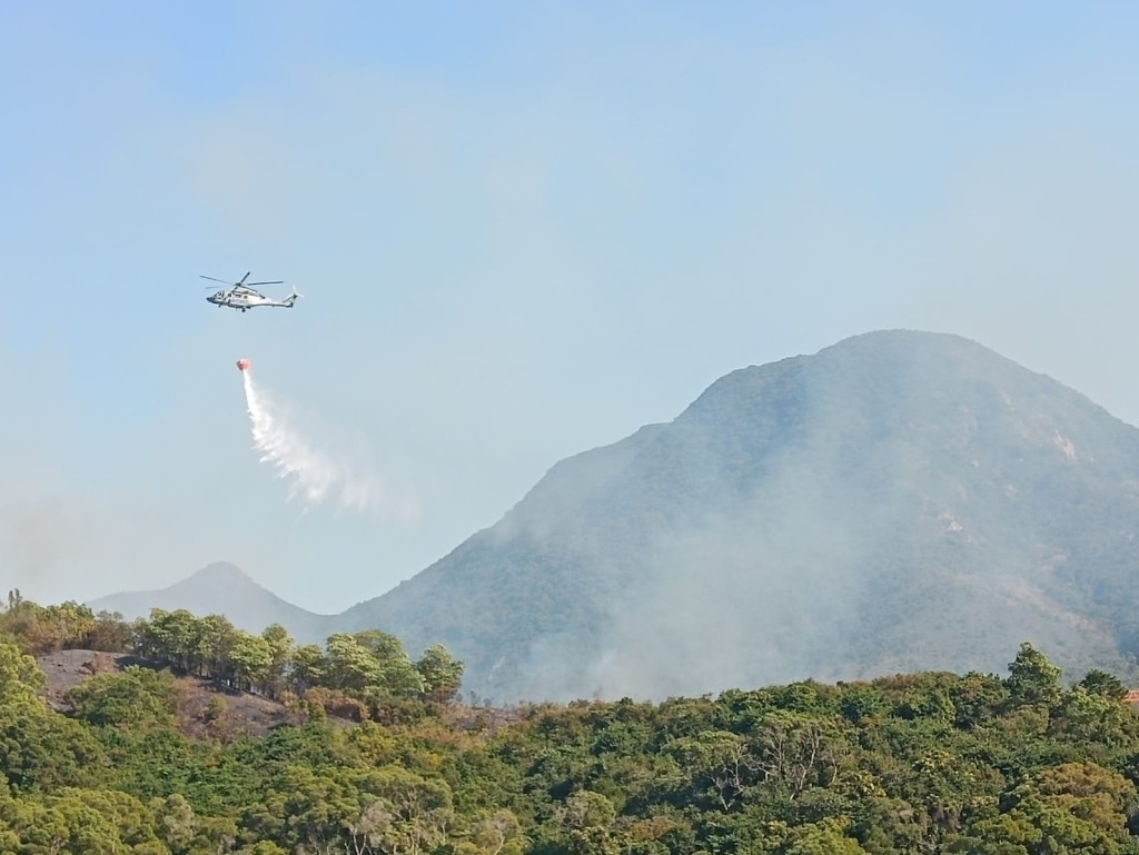 飛行服務隊奉召到場於上空投擲水彈救火。fb「香港突發事故報料區」圖片