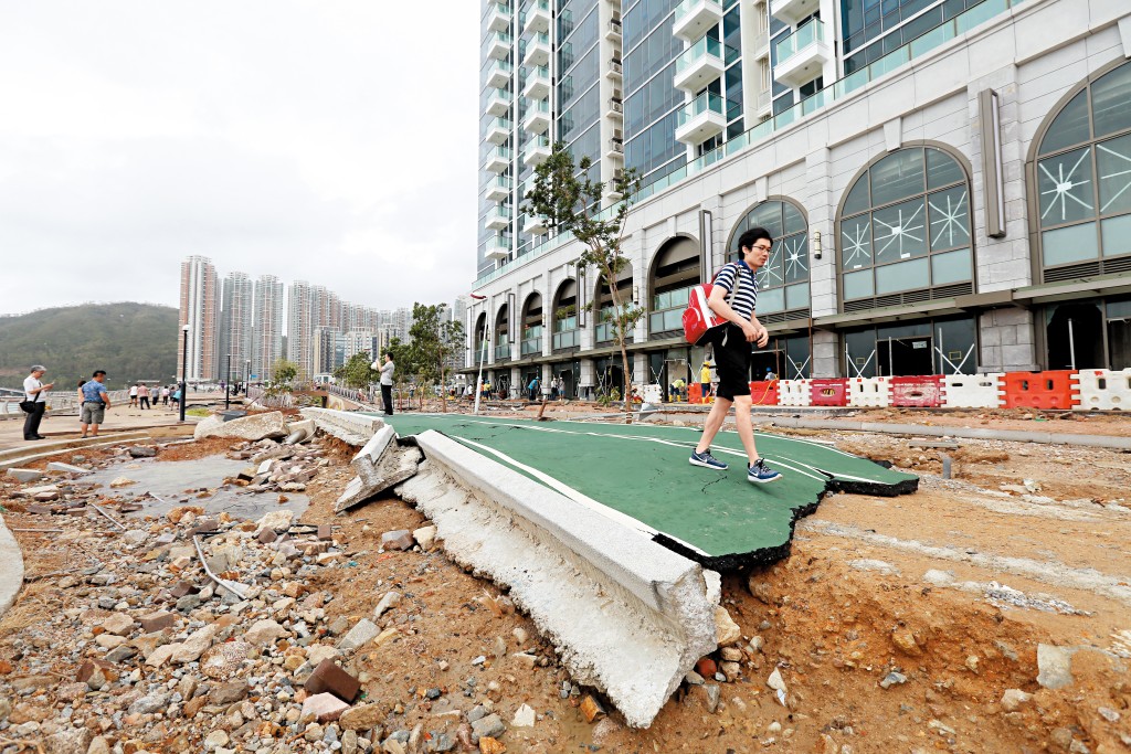 將軍澳海濱公園跑步徑被整幅吹斷,行人路地磚亦遭吹翻變成爛路,滿目瘡痍。資料圖片 將軍澳海濱公園跑步徑被整幅吹斷,行人路地磚亦遭吹翻變成爛路,滿目瘡痍。資料圖片