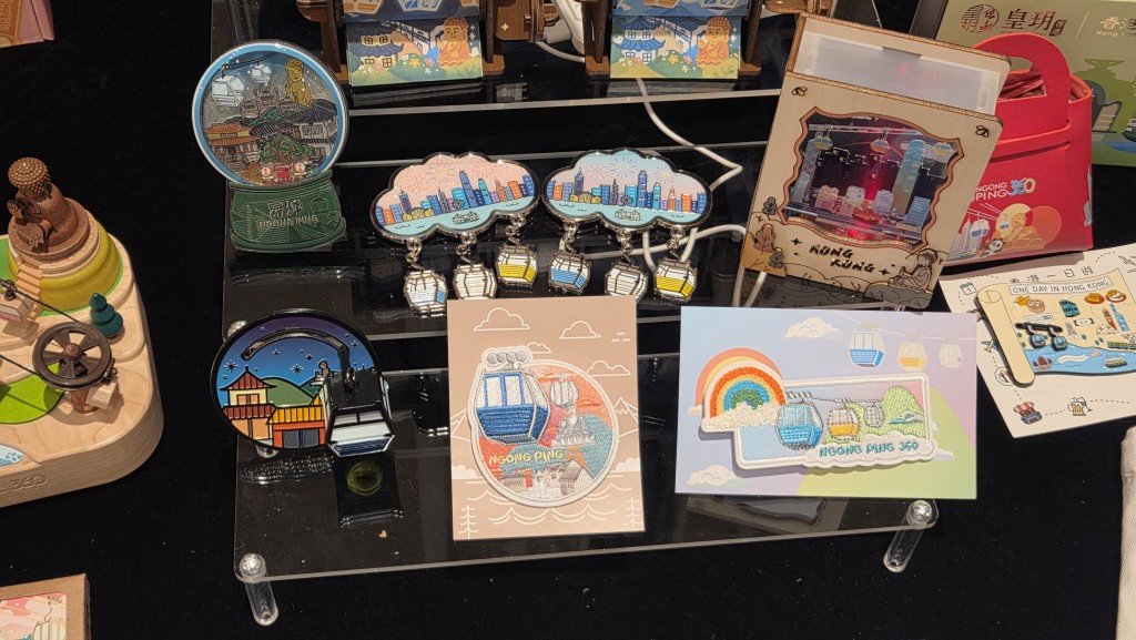 昂坪360亦推出一系列20周年精品，並會於市區設「快閃店」發售。趙克平攝