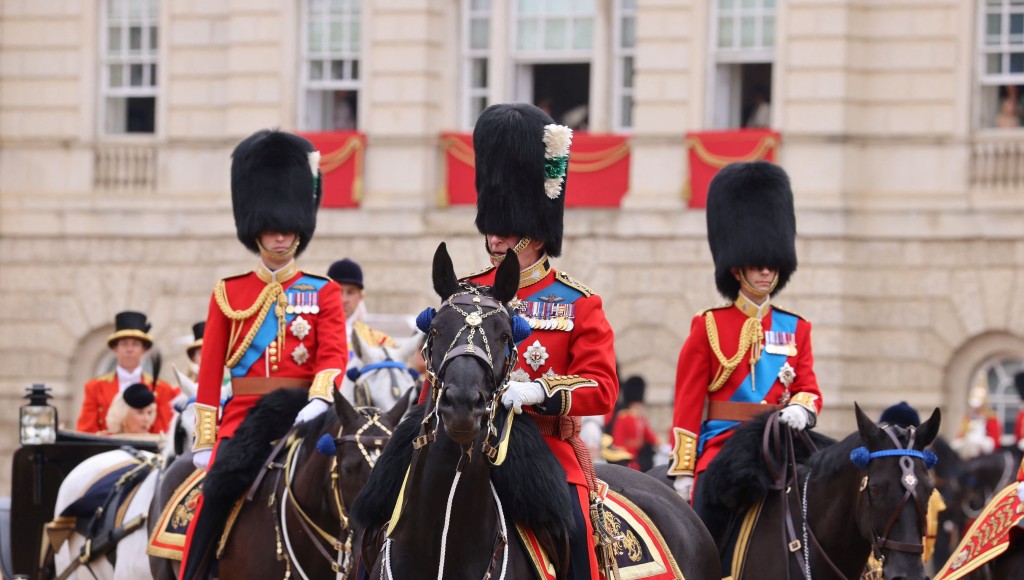 英王查理斯三世在五月加冕後,首次閱兵慶祝官方壽辰,率領王室成員參與傳統巡遊。 路透社
