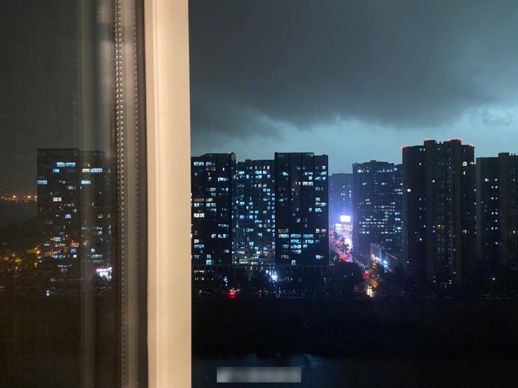 湖南長沙今午受雷暴雨天氣影響，出現天空一秒變黑情況。
