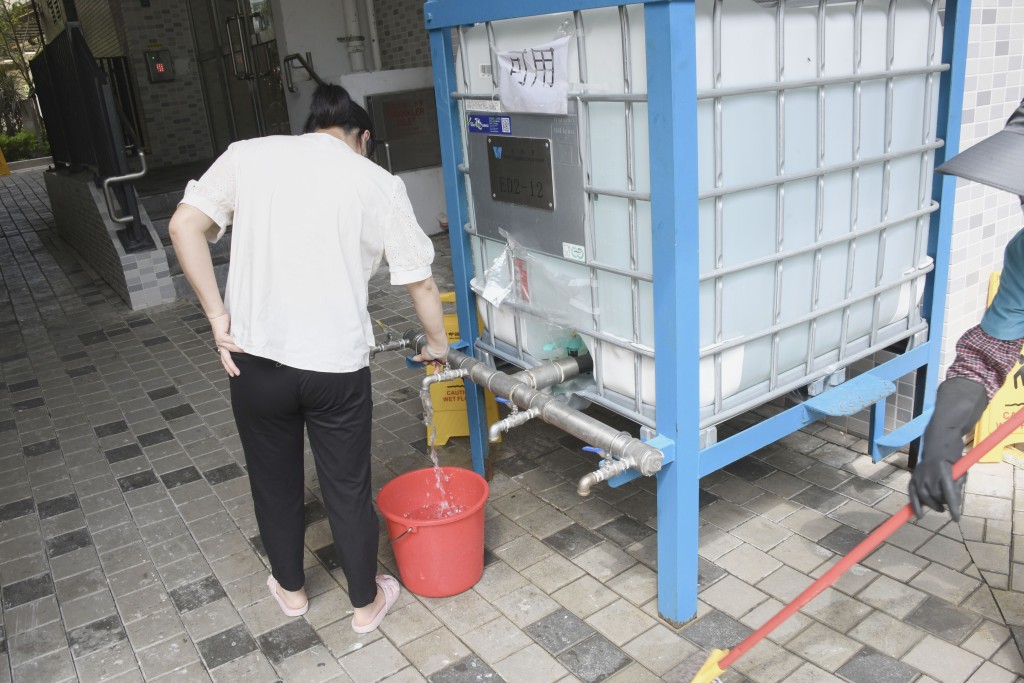 居民在水箱取水。 居民在水箱取水。