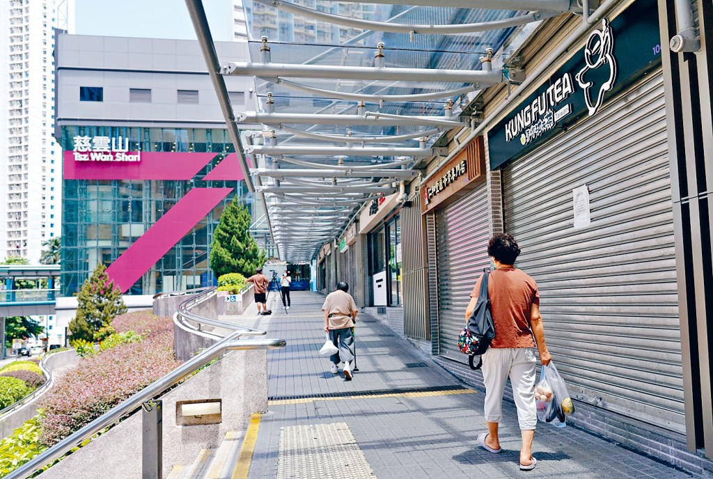 ■慈雲山中心商場與街市爆疫後,鄰近不少食肆及商鋪被逼「拉閘」。