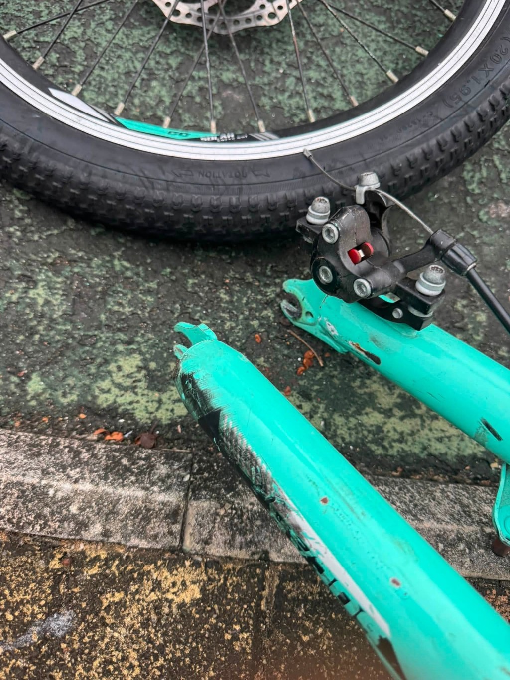 涉事單車前叉(車叉)已被撞至嚴重凹陷變形。 涉事單車前叉(車叉)已被撞至嚴重凹陷變形。