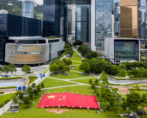 有市民早前展示國旗支持香港維護國家安全法。 新華社