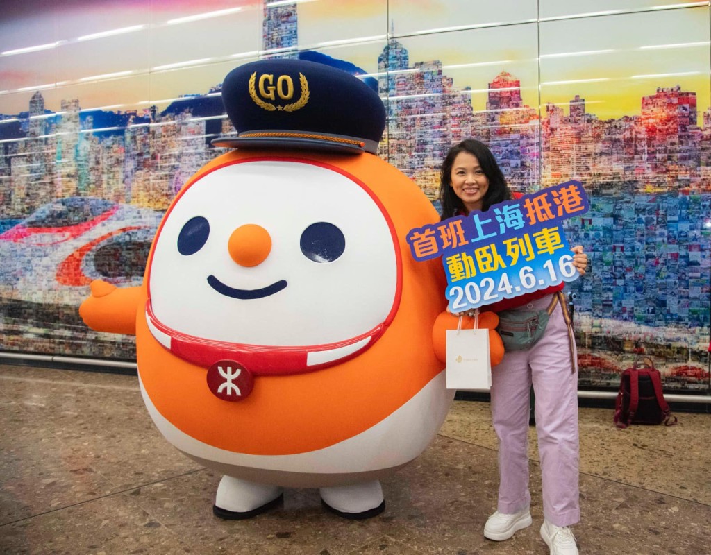 高铁队长欢迎由北京和上海乘坐首班抵港的高铁卧铺列车乘客。港铁fb图片
