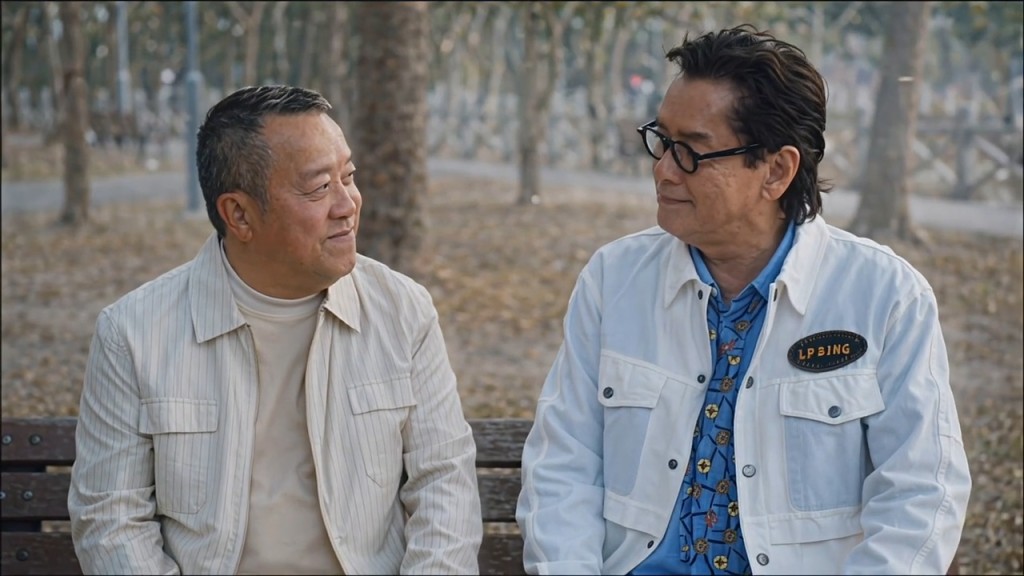 曾志偉譚詠麟二人坐在公園長椅上相視而笑,一切盡在不言中。 曾志偉譚詠麟二人坐在公園長椅上相視而笑,一切盡在不言中。