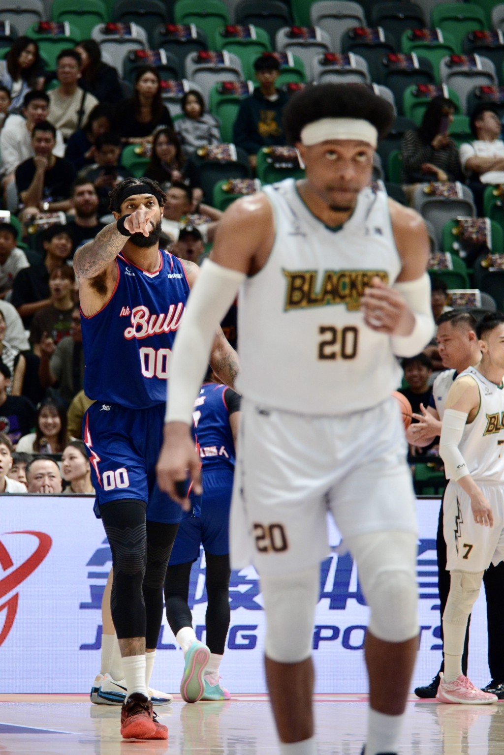 所罗门（左）在内线予取予求。杨功煜摄