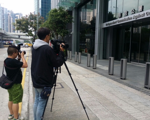 記者在廉署外採訪。 蔡楚輝攝