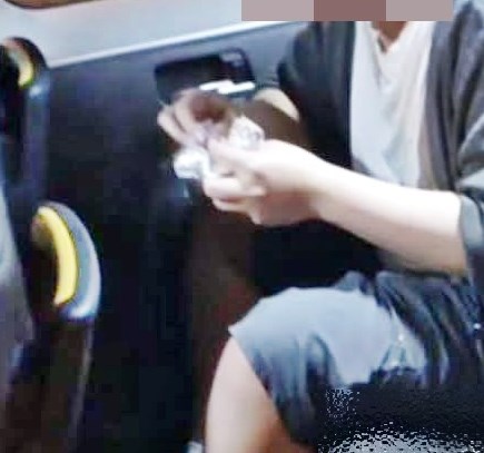 對於四眼男的嘔到七彩,回應的網民 驚呼「好核突,睇到圖都有味道」。 有人形容為「歡樂噴泉」,嚴重程度 是「核彈級數」、「核災難級別!」。fb「車cam L(香港群組)」截圖 對於四眼男的嘔到七彩,回應的網民 驚呼「好核突,睇到圖都有味道」。 有人形容為「歡樂噴泉」,嚴重程度 是「核彈級數」、「核災難級別!」。fb「車cam L(香港群組)」截圖