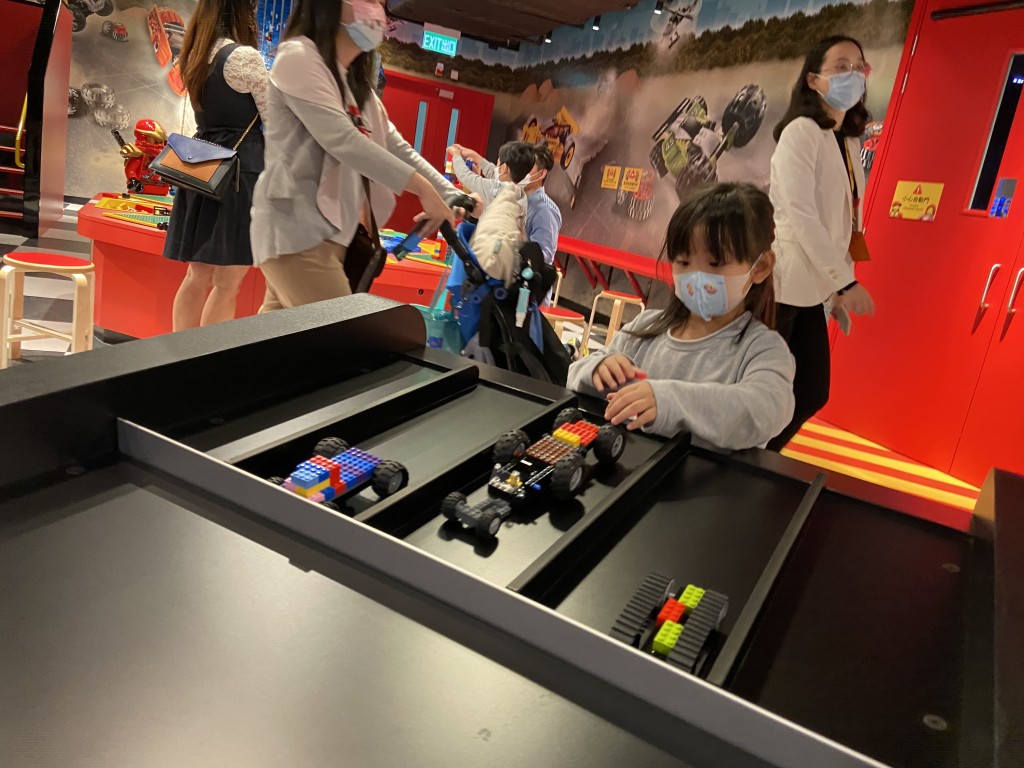 砌好賽車後，就可以放在賽道上比賽了。