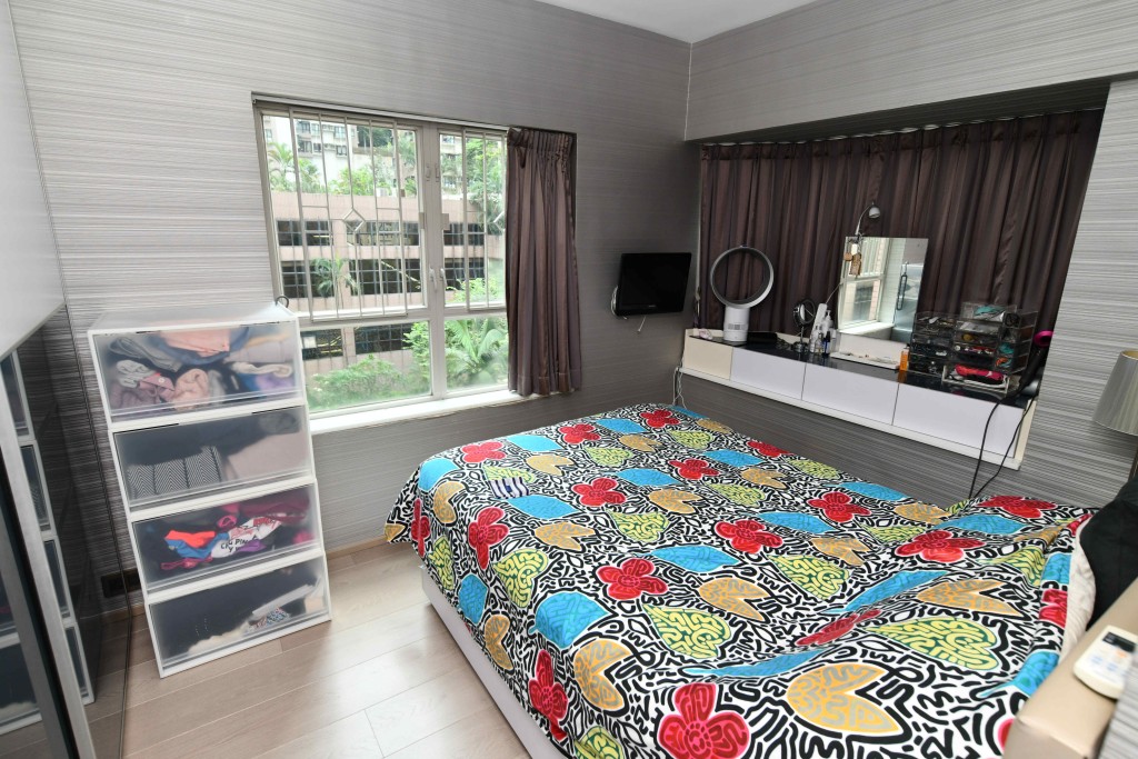 主人套房放置雙人牀後仍可三邊落地,走動空間充足。