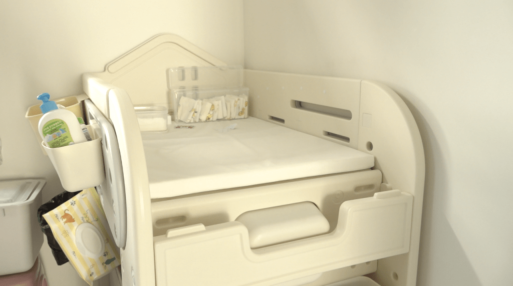 屋內齊備嬰兒用品,包括床、玩具、尿片、糧食,足以讓災後需要照顧初生嬰兒的媽媽,有一個棲身之所。 屋內齊備嬰兒用品,包括床、玩具、尿片、糧食,足以讓災後需要照顧初生嬰兒的媽媽,有一個棲身之所。