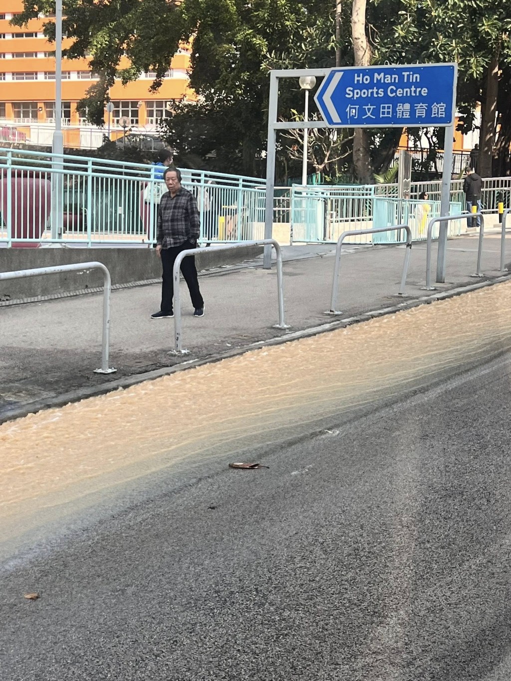 忠孝街及孝民街交界有水管爆裂。網上圖片