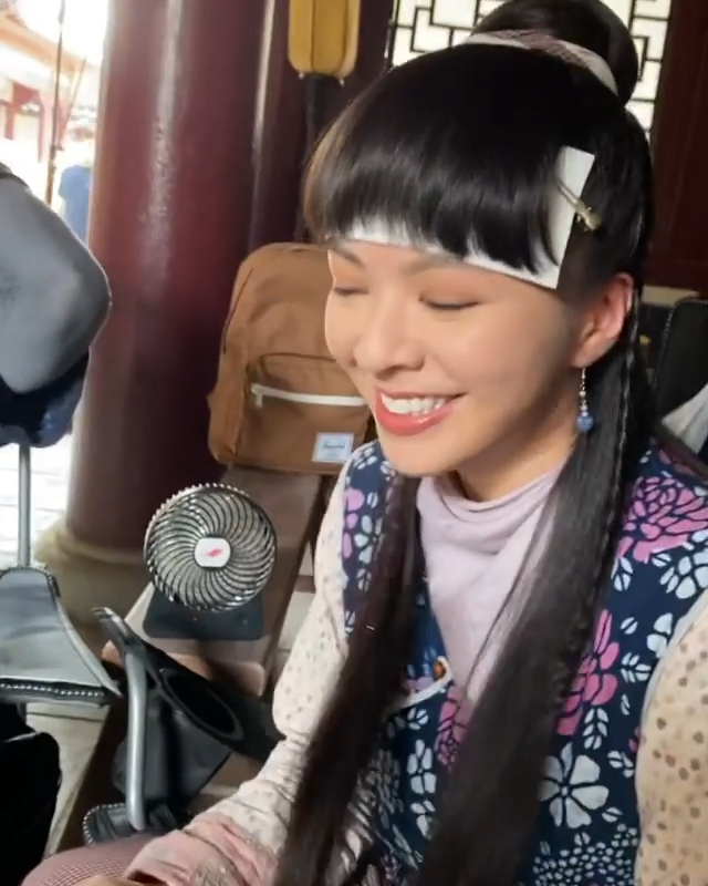 JW除了出動手提風扇外，留齊蔭髮型的她更用紙巾隔汗。