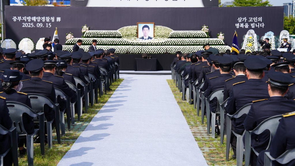 為救中國老翁殉職南韓海警告別式,800人送行。 中新社 為救中國老翁殉職南韓海警告別式,800人送行。 中新社