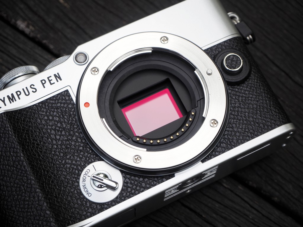 PEN E-P7賣點是鏡頭接環左下方設有可以切換彩色、單色配置的撥盤。