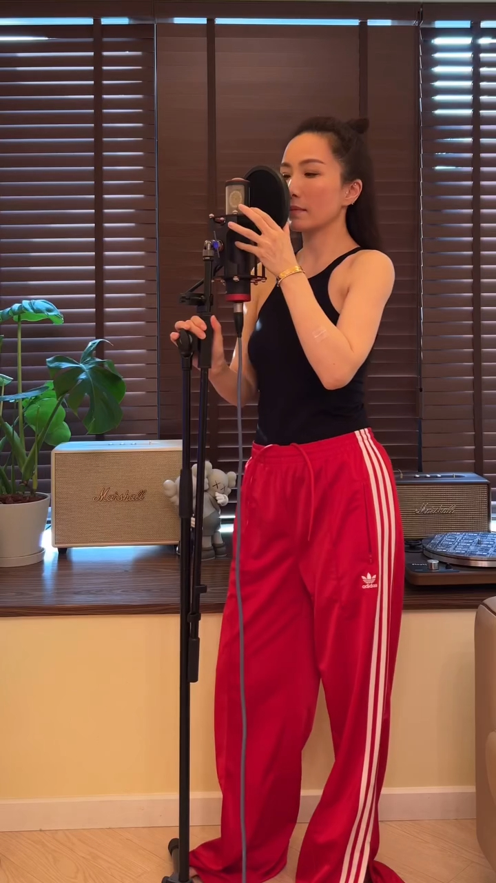 胡蓓蔚近來常常分享唱歌片，未知是否想鋪路復出再做歌手。