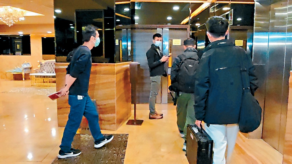 探員到案發酒店調查。