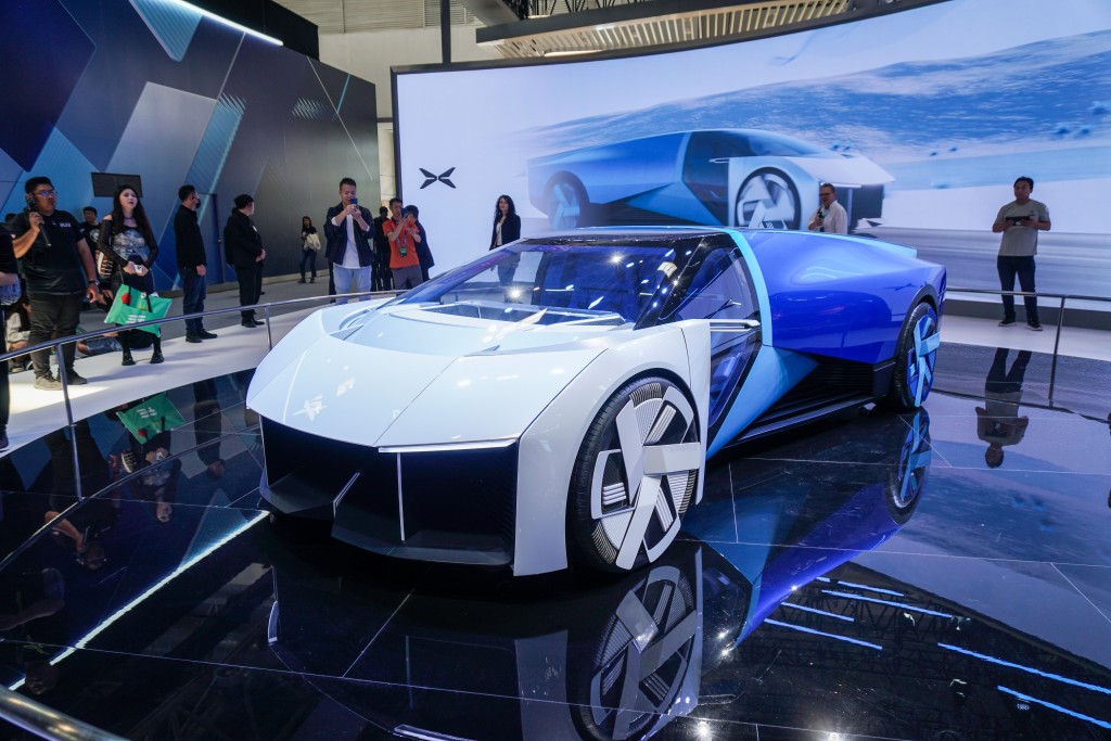 小鵬匯天的陸空一體式飛行汽車首次亮相國際大型車展。