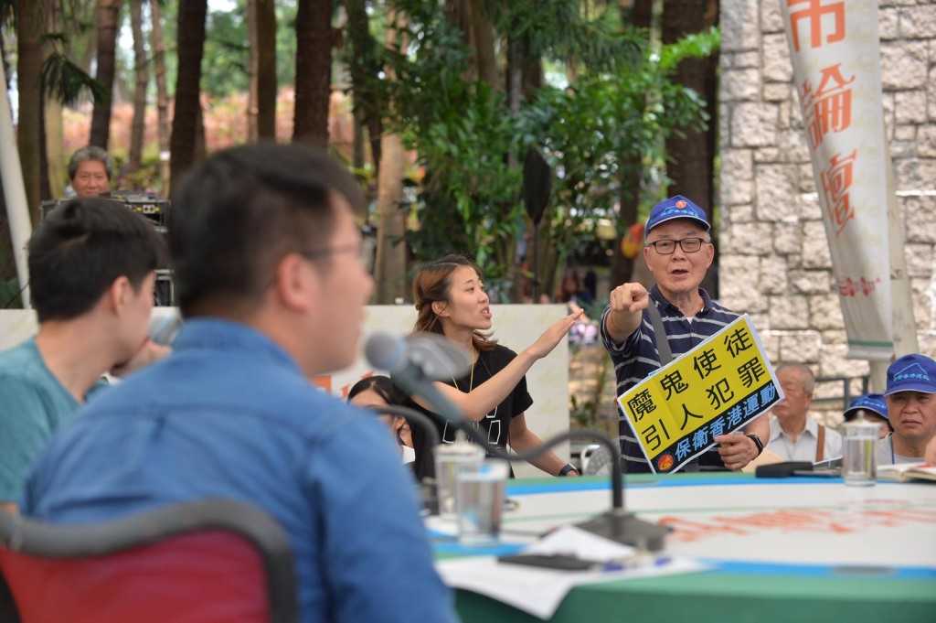 有示威者拿著寫有「魔鬼使徒,引人犯罪」的標語。