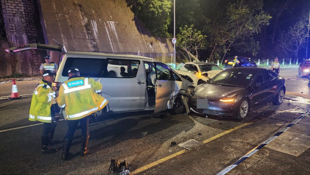 涉事的七人車與其他車輛「炒埋一碟」。黃文威攝