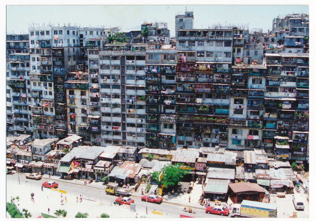 清拆前的九龍寨城是世界上人口密度最高的地區