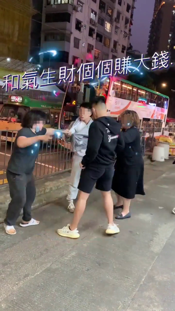 一行人至协和街行人路时，又再扭作一团打斗。「香港江湖日报」FB网片