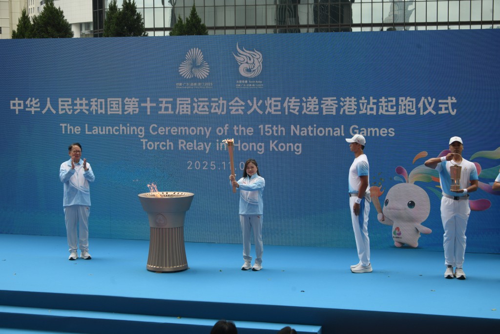 文體旅局長羅淑佩點燃火種盆。陳浩元攝 文體旅局長羅淑佩點燃火種盆。陳浩元攝