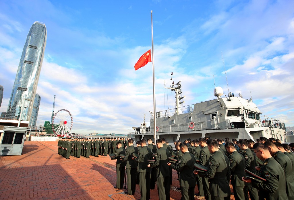 駐香港部隊領導機關、官兵代表在中環軍營、中區軍用碼頭，陸海空軍部隊官兵在昂船洲、石崗、新圍等軍營，組織下半旗和默哀儀式，向在香港大埔宏福苑火災中遇難人員和殉職消防員致以深切哀悼。政府新聞處