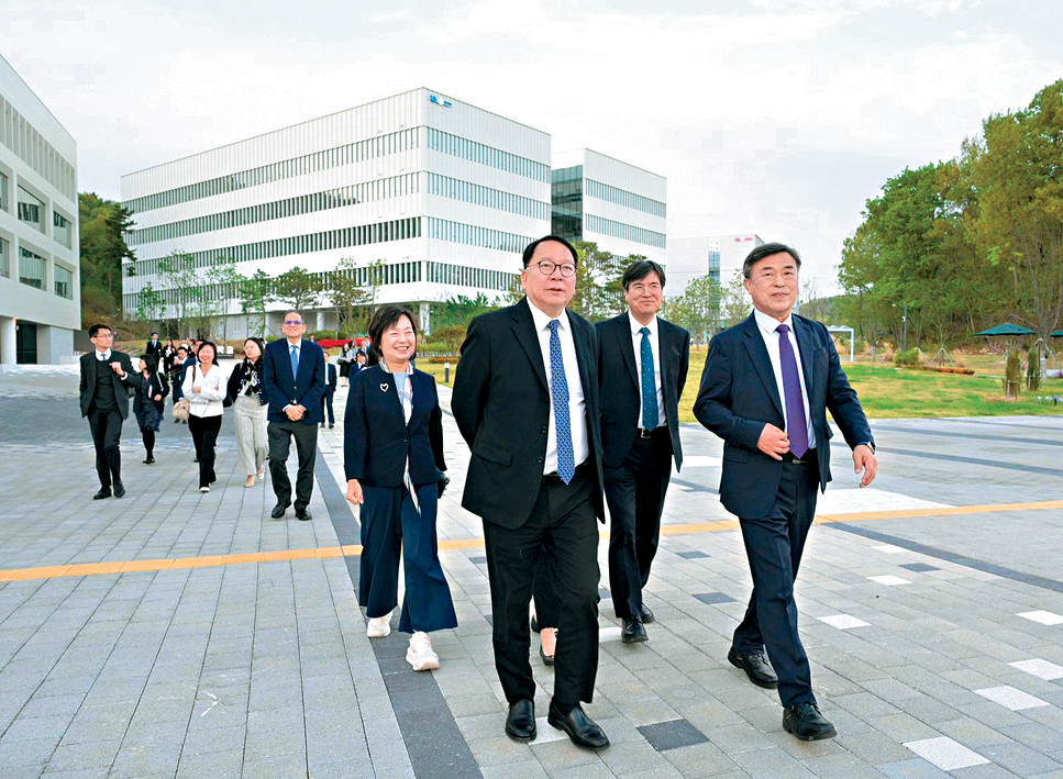陳國基上月曾率團訪問韓國多個城市，了解校園設施、共享校區發展等情況。