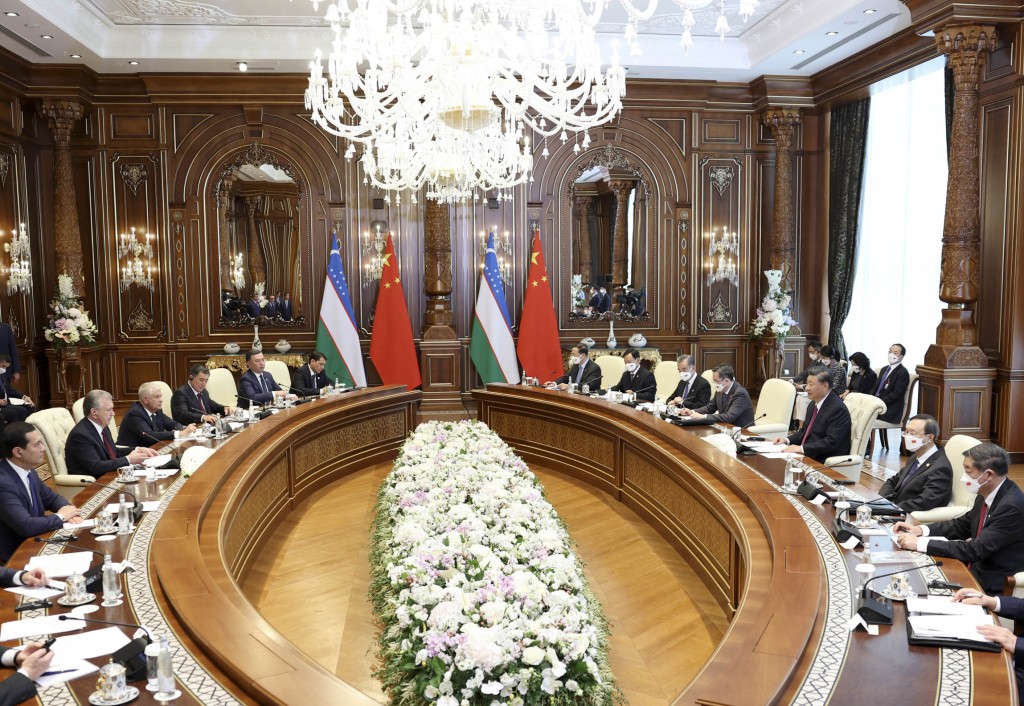 國家主席習近平在撒馬爾罕同烏茲別克斯坦總統米爾濟約耶夫會談。新華社