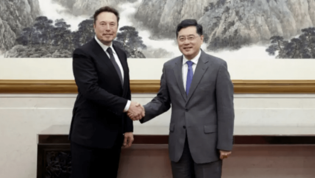 马斯克5月访京时与国务委员兼外长秦刚会面。